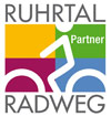 Logo des RuhrtalRadwegs mit einem stilisierten Radfahrer auf mehrfarbigem Hintergrund, mit den Worten RUHRTAL RADWEG und Partner in einem grünen Kasten.